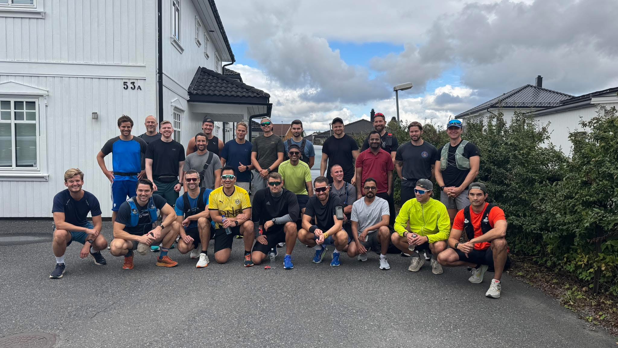 Alle 25 deltakere fra Saunathon 2025 samlet før starten
